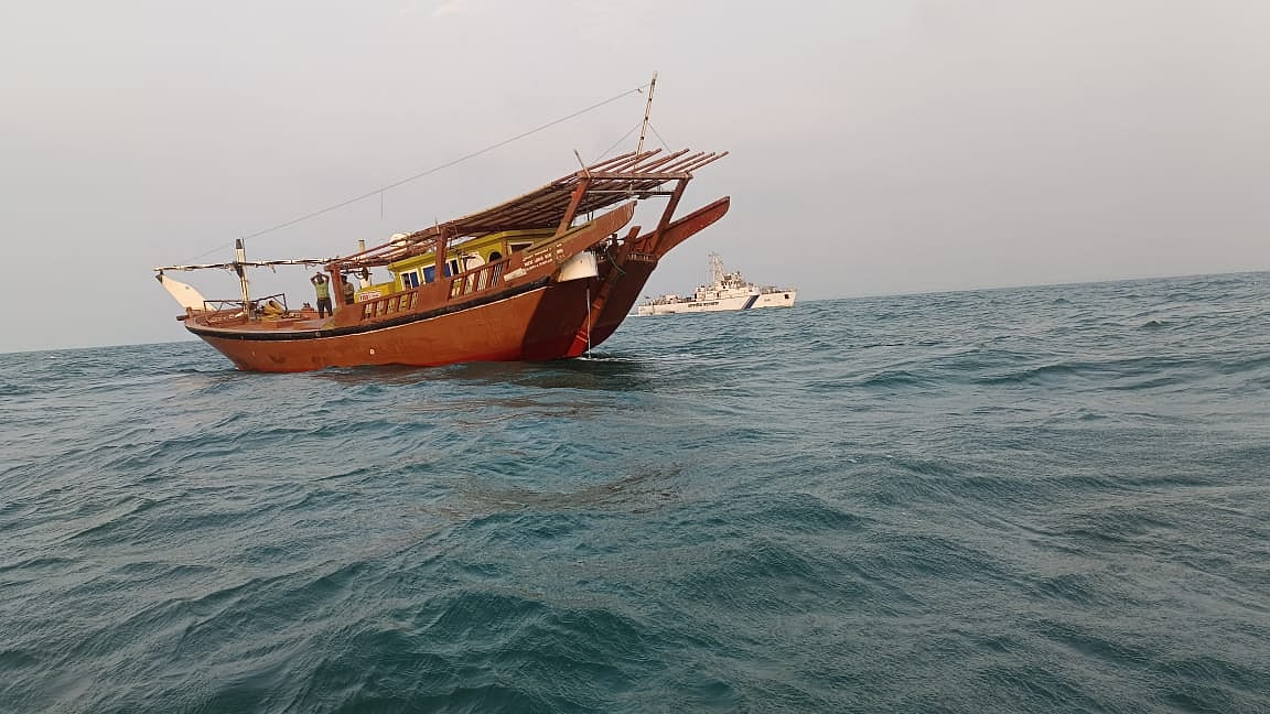 உணவு, சம்பளம் வழங்காமல் சித்ரவதை : ஓமனில் இருந்து படகில் தப்பி வந்த தமிழக மீனவர்கள் கர்நாடகாவில் கைது!