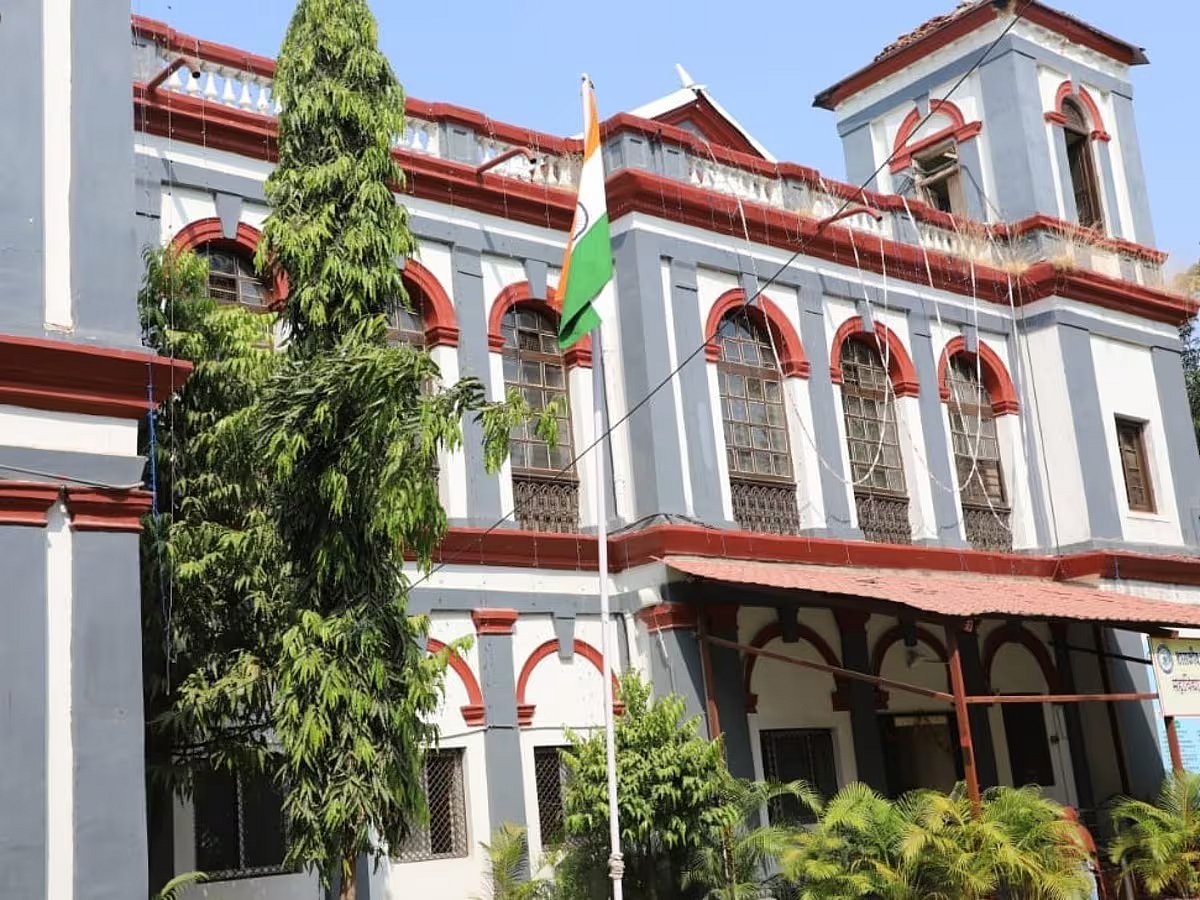 ஹோலி பண்டிகை : அனுமதி மறுத்த ஆசிரியர்களை சிறை வைத்த மாணவர்கள் - பாஜக ஆளும் ம.பி-யில் ஷாக்!