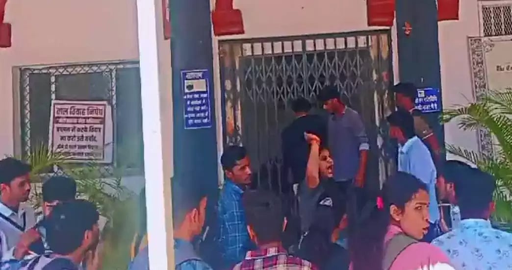 ஹோலி பண்டிகை : அனுமதி மறுத்த ஆசிரியர்களை சிறை வைத்த மாணவர்கள் - பாஜக ஆளும் ம.பி-யில் ஷாக்!