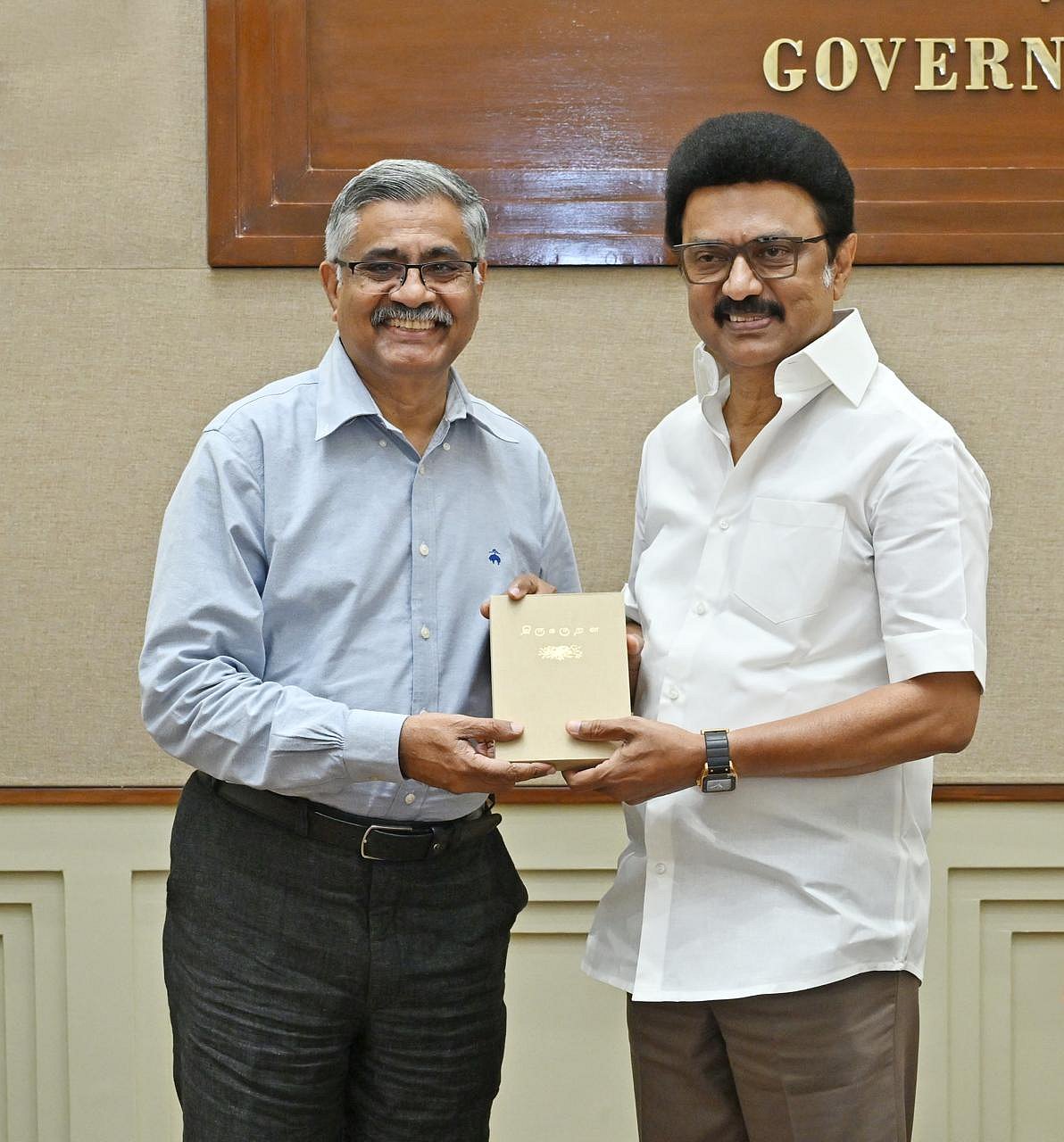 தமிழிலேயே CSE தேர்வெழுதிய முதல் IAS.. உலகத் தமிழாராய்ச்சி நிறுவனத்தின் தலைவரான ஆர்.பாலகிருஷ்ணன்!