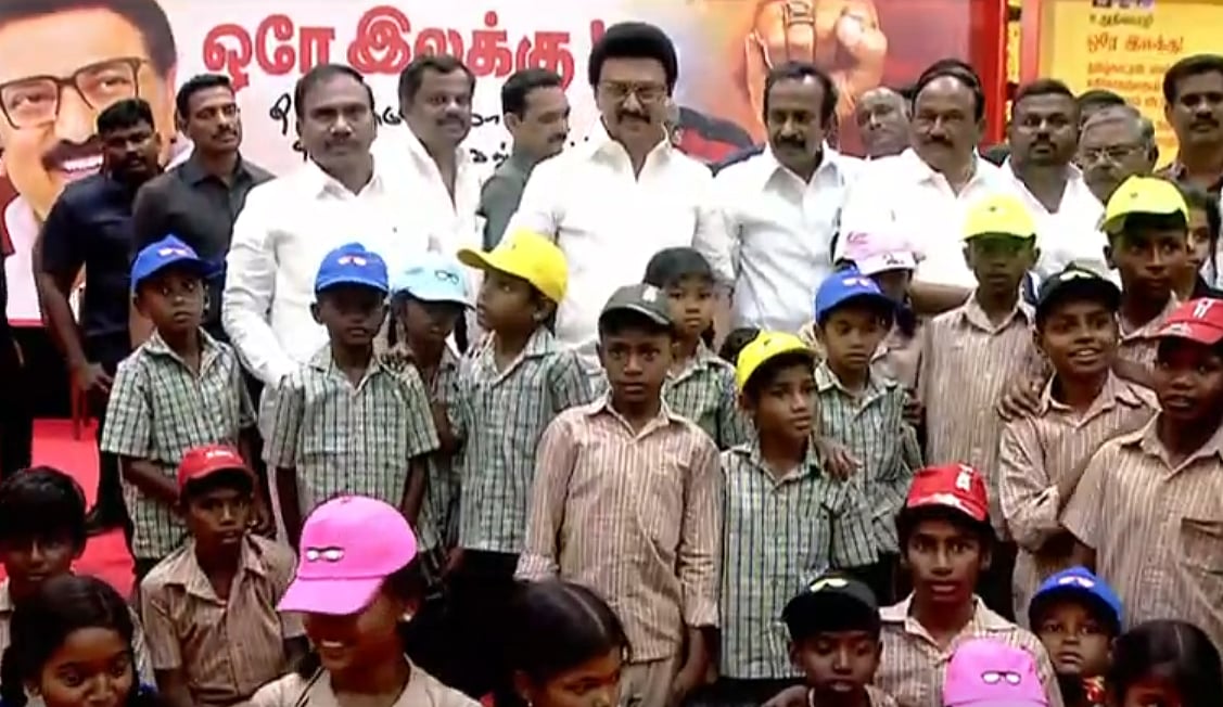 ’அன்புள்ள அப்பா’ : முதலமைச்சர் மு.க.ஸ்டாலினுக்கு பிறந்தநாள் வாழ்த்து தெரிவித்த மலைவாழ் மாணவர்கள்!