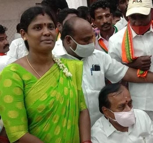 சேற்று சகதியை வீசிய வழக்கு : தலைமறைவாக இருந்த முன்னாள் பாஜக மகளிரணி தலைவர் கைது!