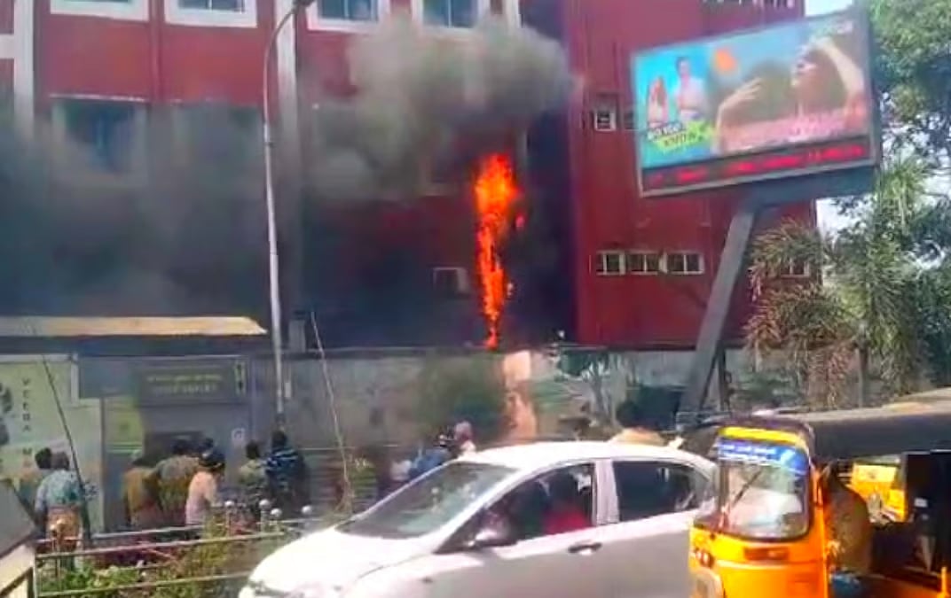 சென்னை எழும்பூர் ரயில் நிலையத்தில் தீ விபத்து : இணைய சேவைகள் பாதிக்கப்பட்டதாக தகவல் ! 