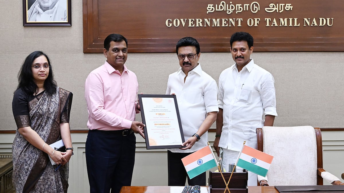 “பயிலும் பள்ளியிலேயே ஆதார்”  : ஒன்றிய அரசின் “சாதனையாளர் விருது” பெற்ற தமிழ்நாடு பள்ளிக்கல்வித்துறை ! 