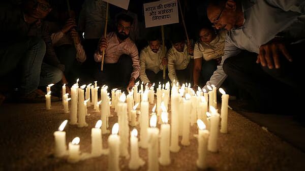 ஸ்ரீநகரிலிருந்து டெல்லிக்கு செல்ல ரூ.65,000-ஆக உயர்ந்த விமானக் கட்டணம்! - பஹல்காம் தாக்குதல் எதிரொலி!