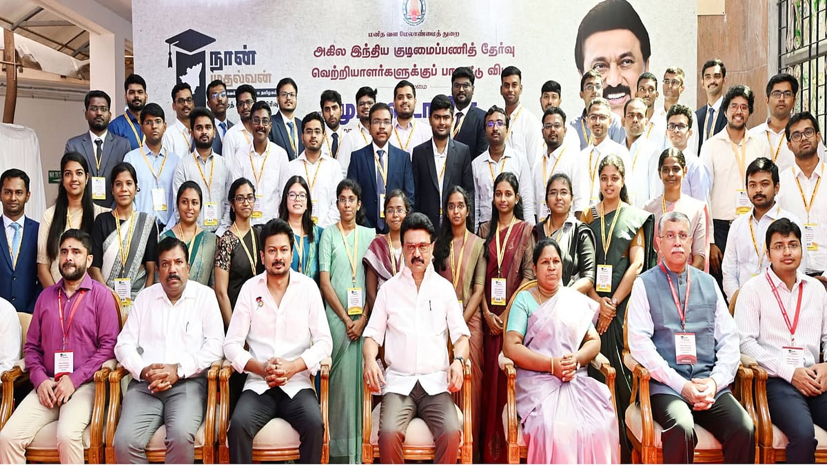 UPSC தேர்வில் வெற்றி பெற்ற 50 மாணவர்களுக்கு பாராட்டு சான்றிதழ்கள் - முதலமைச்சர் மு.க.ஸ்டாலின் வழங்கினார்!