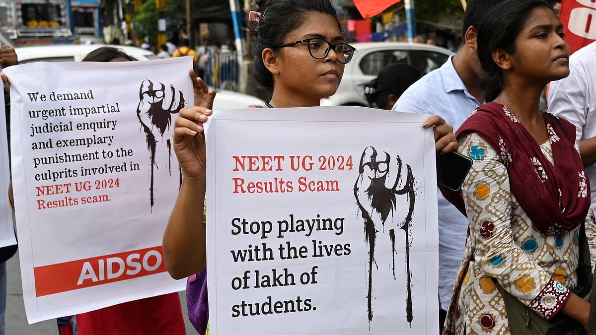 நீட் முறைகேடு : கேள்வி தாள் மாணவர்களுக்கு கிடைத்தது எப்படி ? CBI குற்றப்பத்திரிகை கூறியது என்ன ?