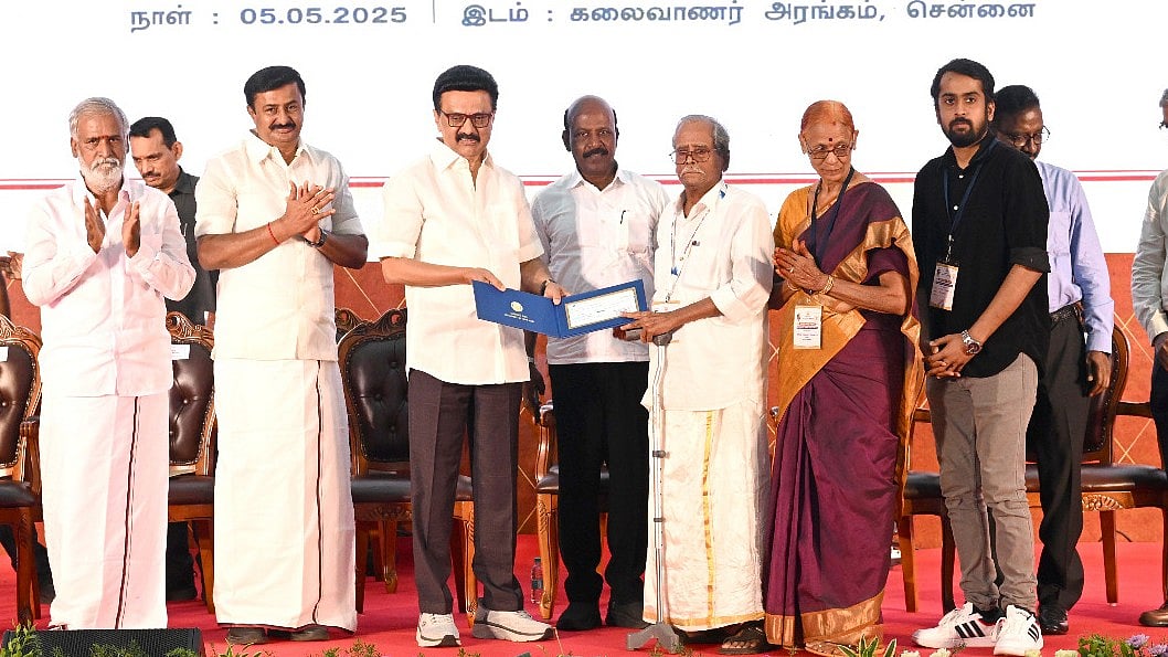 தமிழறிஞர்கள் 5 பேரின் நூல்கள் நாட்டுடைமை! - நூலுரிமைத் தொகையை வழங்கினார் முதலமைச்சர்!