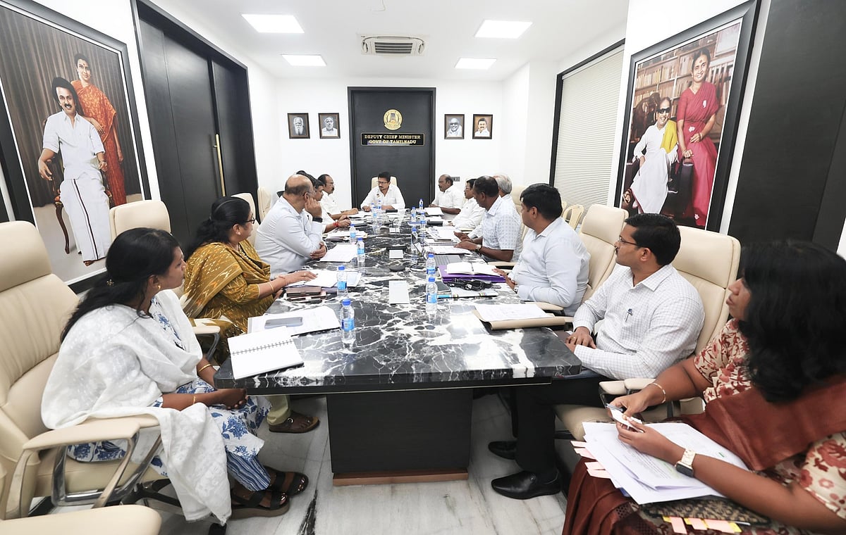 கல்லூரி மாணவர்களுக்கு மடிக்கணினி வழங்கும் பணி... துணை முதலமைச்சர் தலைமையில் ஆலோசனை!