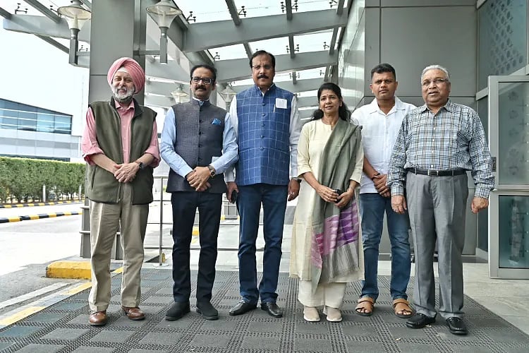 ரஷ்யாவில் வானில் அரைமணி நேரம் வானில் வட்டமிட்ட கனிமொழி எம்.பி. சென்ற விமானம்... காரணம் என்ன ? 