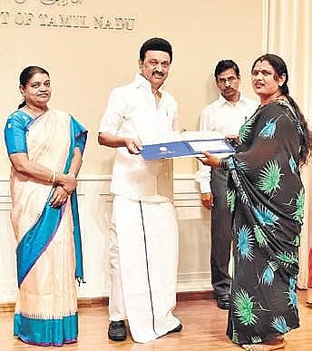 திராவிட மாடல் அரசின் திட்டங்களால் வாழ்வில் ஏற்றம் பெரும் திருநங்கையர்கள் : தமிழ்நாடு அரசு பெருமிதம் !