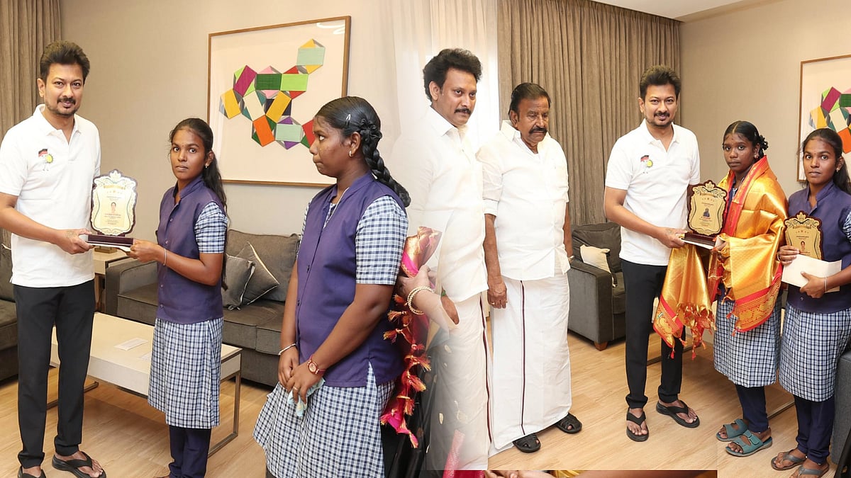 தந்தையர் மறைந்த நிலையிலும் பொதுத்தேர்வு எழுதிய திருச்சி மாணவிகள்... அழைத்துப் பாராட்டிய துணை முதலமைச்சர்!