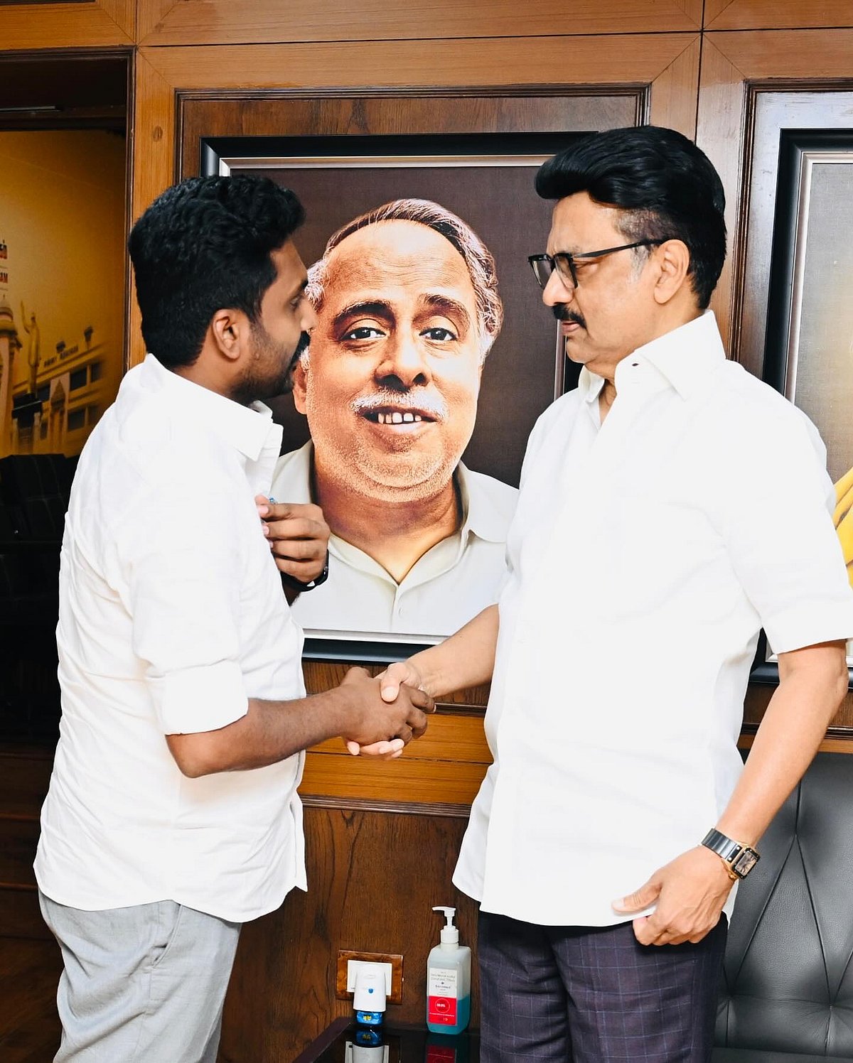 தி.மு.க மாணவர் அணி கூட்டத்தில் 14 தீர்மானங்கள் நிறைவேற்றம்... விவரம் உள்ளே ! 
