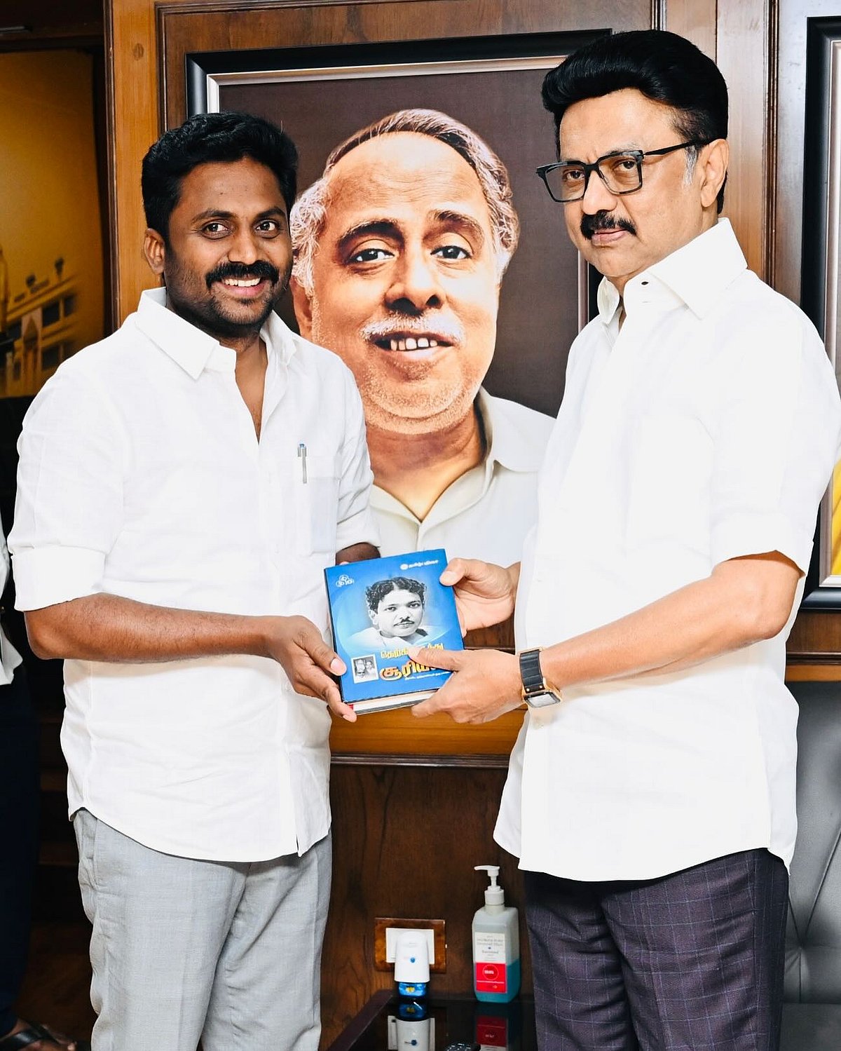 தி.மு.க மாணவர் அணி கூட்டத்தில் 14 தீர்மானங்கள் நிறைவேற்றம்... விவரம் உள்ளே ! 
