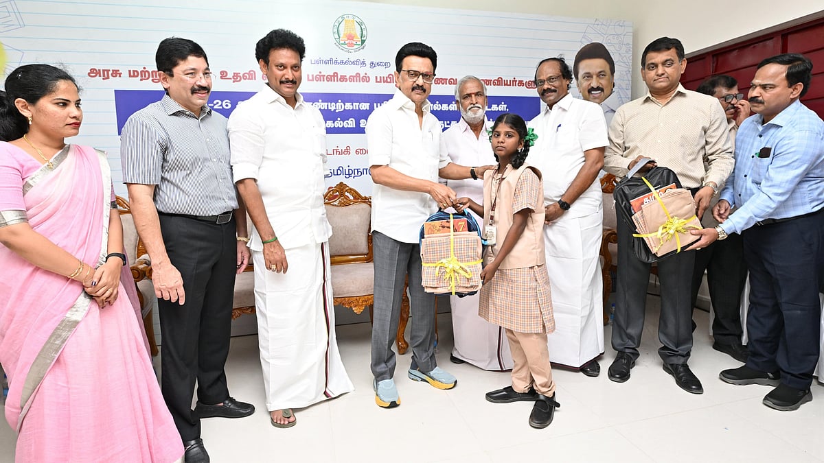 தமிழ்நாடு முழுவதும் பள்ளி மாணவர்களுக்கு புதிய பாடநூல்கள், சீருடை வழங்கல் : முதலமைச்சர் தொடங்கி வைத்தார்! 