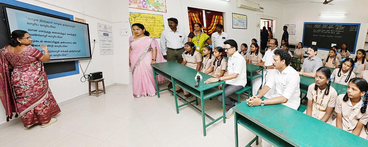 தமிழ்நாடு முழுவதும் பள்ளி மாணவர்களுக்கு புதிய பாடநூல்கள், சீருடை வழங்கல் : முதலமைச்சர் தொடங்கி வைத்தார்! 