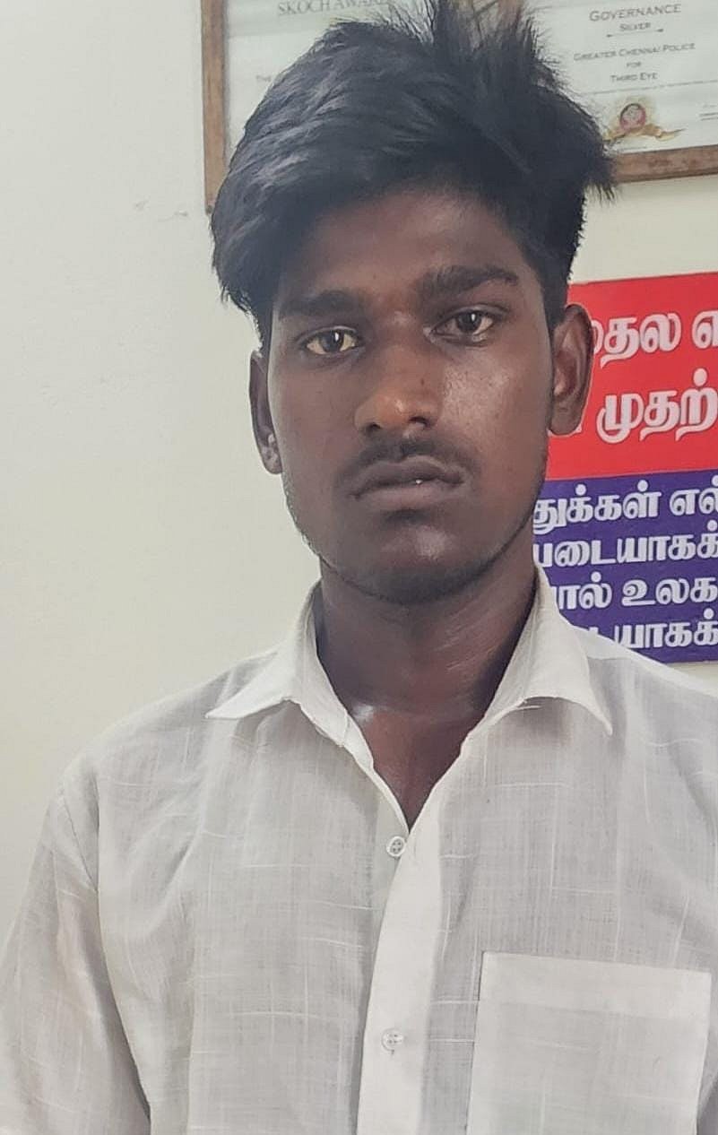 நடுரோட்டில் பள்ளி மாணவி மீது தாக்குதல்.. அதிமுக பிரமுகர் மீது பாய்ந்த வழக்கு... போலீஸ் வலைவீச்சு!