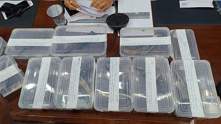 உணவு டெலிவரி உடையில் சட்டவிரோதமாக துப்பாக்கி விற்பனை : உத்தர பிரதேச மாநிலத்தில் அதிர்ச்சி சம்பவம்!