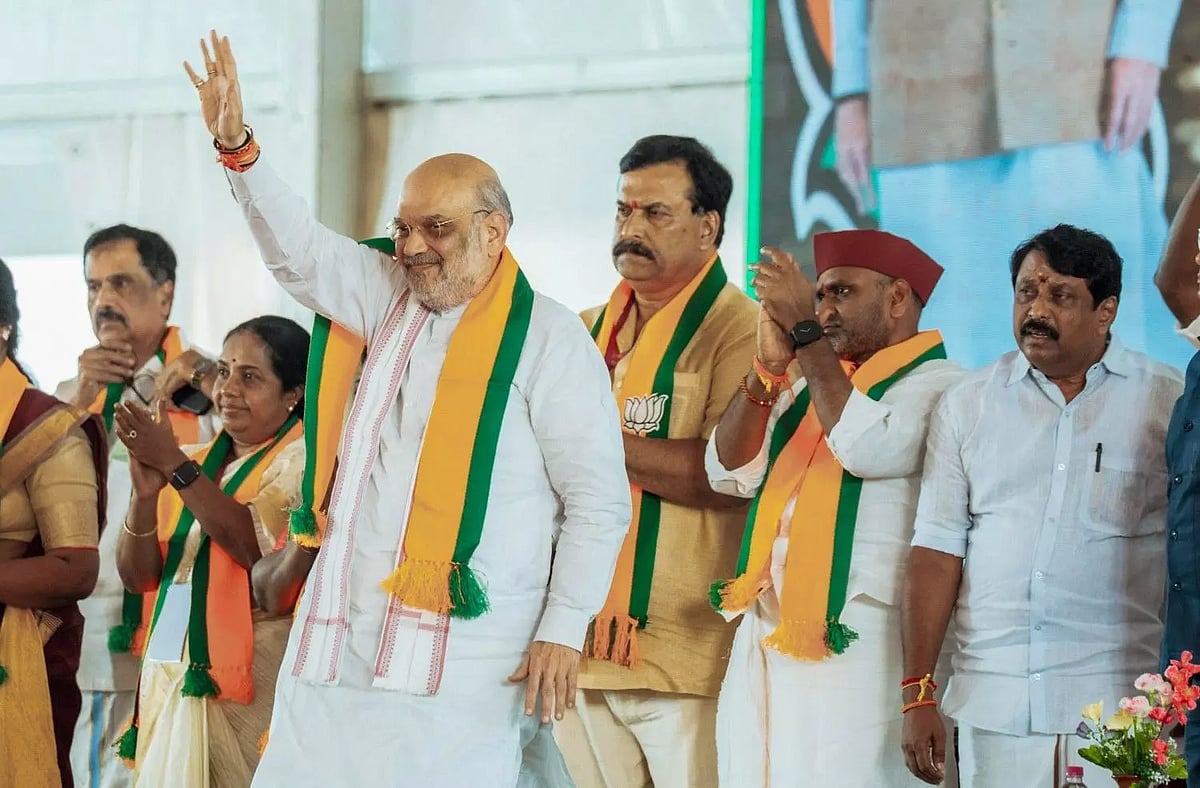 "கொத்தடிமைக் கூட்டமான பழனிசாமியை மிரட்டி உட்கார வைத்திருக்கிறார் அமித்ஷா" - முரசொலி விமர்சனம் !