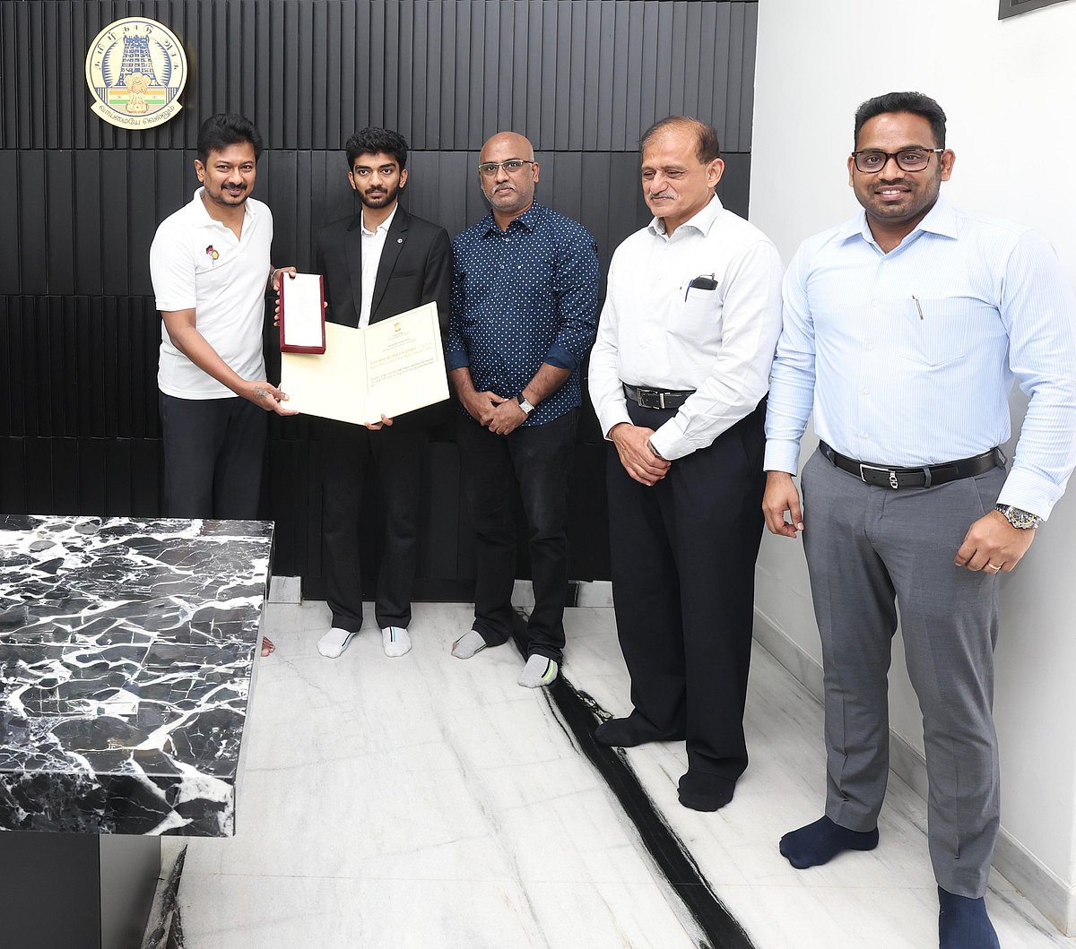 டாப் 10 ரேங்கில் இருக்கும் தமிழ்நாட்டு செஸ் வீரர்கள்... நேரில்  சந்தித்து பாராட்டிய துணை முதலமைச்சர்!