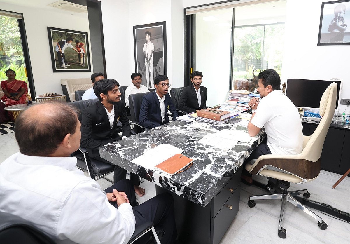 டாப் 10 ரேங்கில் இருக்கும் தமிழ்நாட்டு செஸ் வீரர்கள்... நேரில்  சந்தித்து பாராட்டிய துணை முதலமைச்சர்!