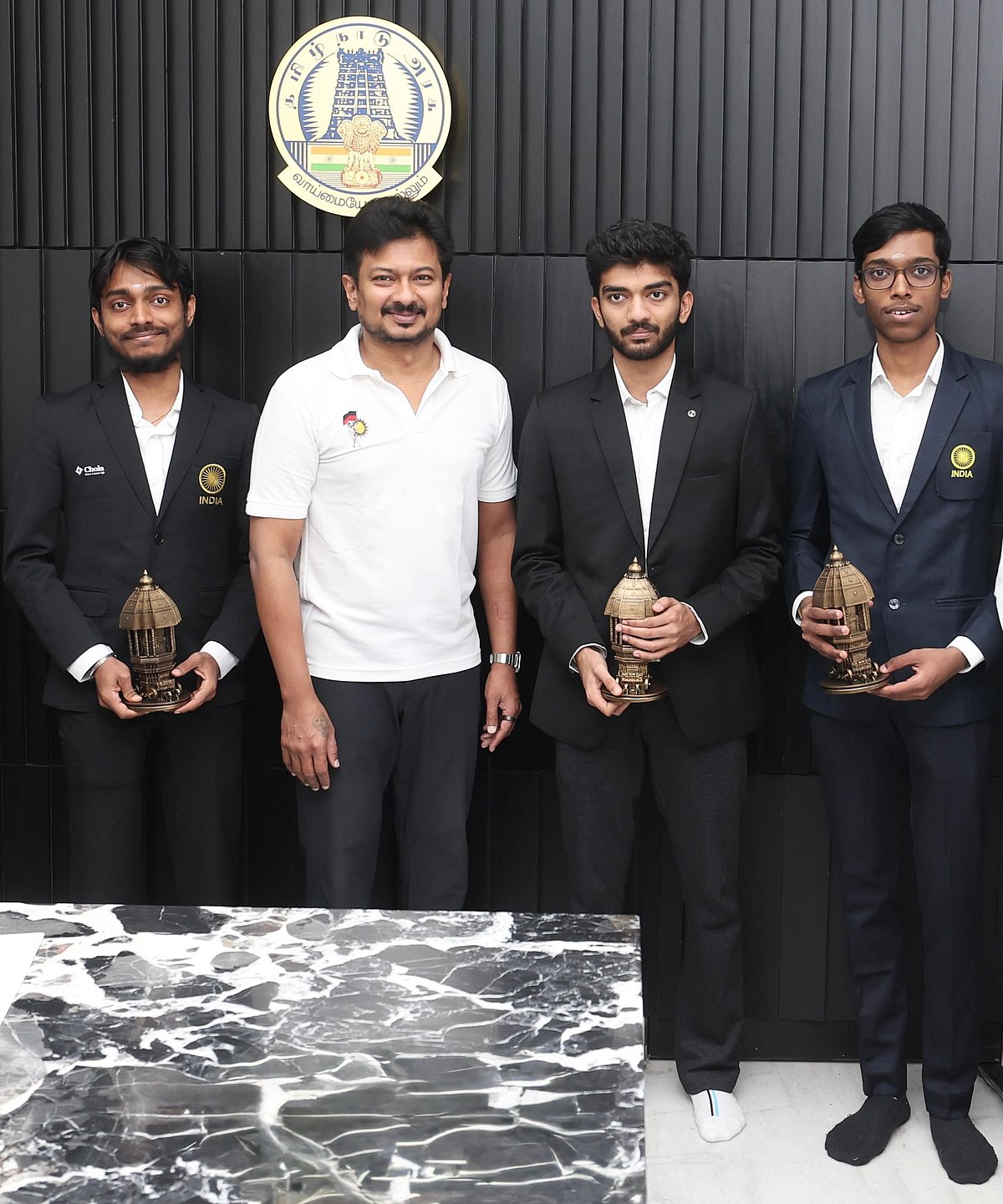 டாப் 10 ரேங்கில் இருக்கும் தமிழ்நாட்டு செஸ் வீரர்கள்... நேரில்  சந்தித்து பாராட்டிய துணை முதலமைச்சர்!