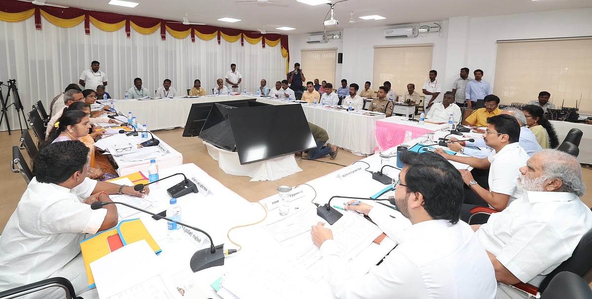 “அரசுக்கும் மக்களுக்கும் இடையே பாலமாக செயல்பட வேண்டும்!” : அதிகாரிகளுக்கு துணை முதலமைச்சர் அறிவுறுத்தல்! 