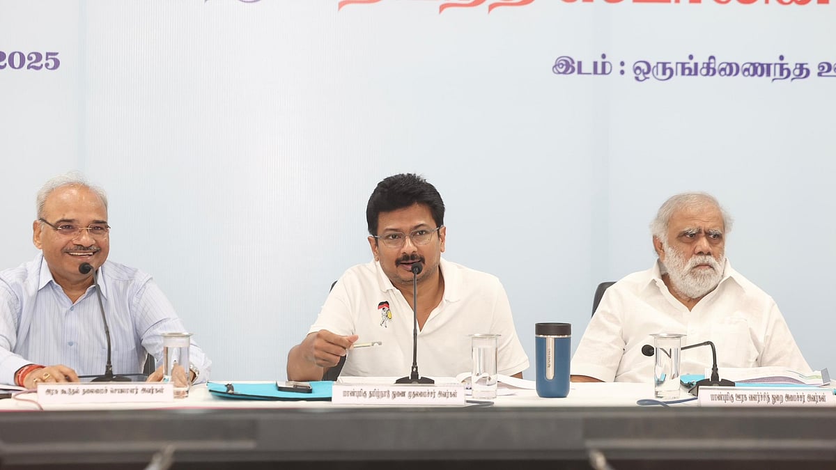 “அரசுக்கும் மக்களுக்கும் இடையே பாலமாக செயல்பட வேண்டும்!” : அதிகாரிகளுக்கு துணை முதலமைச்சர் அறிவுறுத்தல்! 