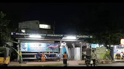 சென்னையில் பெண்களின் பாதுகாப்புக்காக 614 பேருந்து நிழற்குடைகளில் மின்விளக்குகள் - சென்னை மாநகராட்சி ! 
