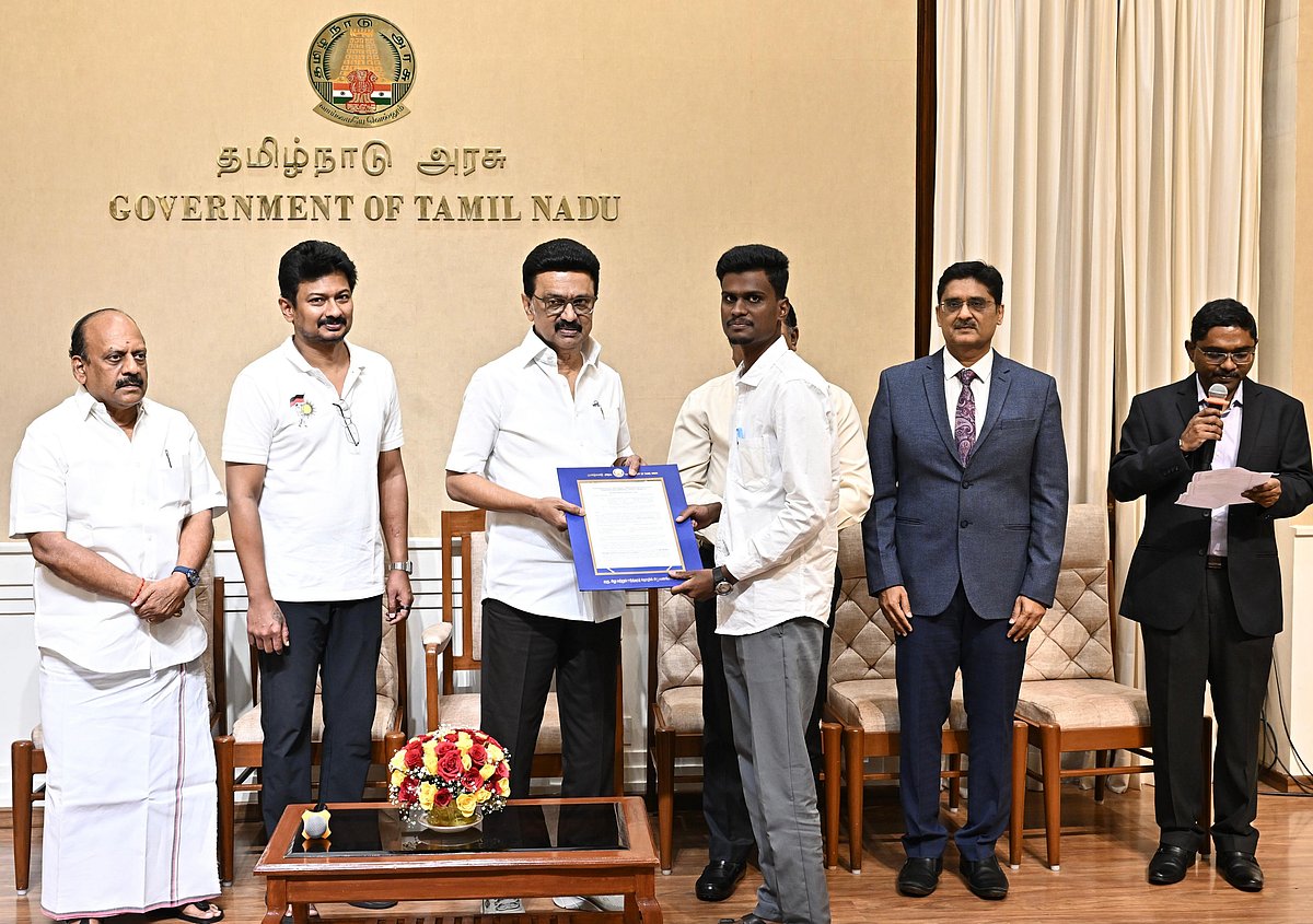 தொழில் வணிகத்துறையில் 50 பேருக்கு பணி நியமன ஆணை! : முதலமைச்சர் மு.க.ஸ்டாலின் வழங்கினார்!