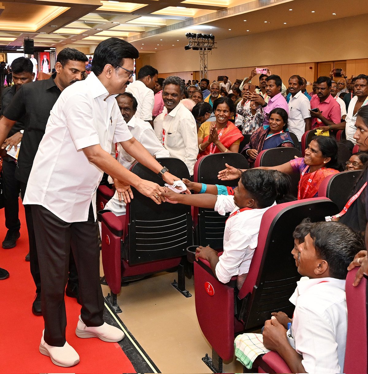 ”முதலமைச்சரை தாயும் தந்தையுமாகப் பார்க்கும் மாற்றுத்திறனாளிகள்” : முரசொலி புகழாரம்!