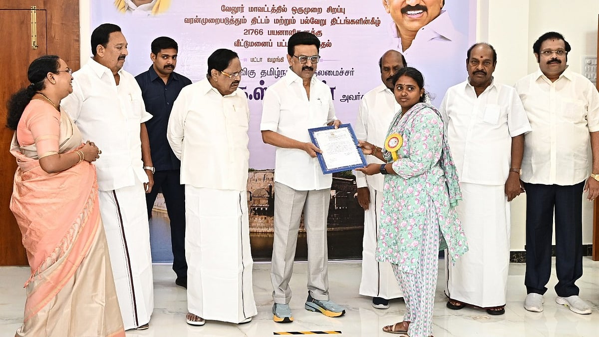 வேலை வேண்டி மனு அளித்த பெண் கூலித் தொழிலாளி... உடனடியாக பணி நியமன ஆணை தானே வழங்கிய முதலமைச்சர்!