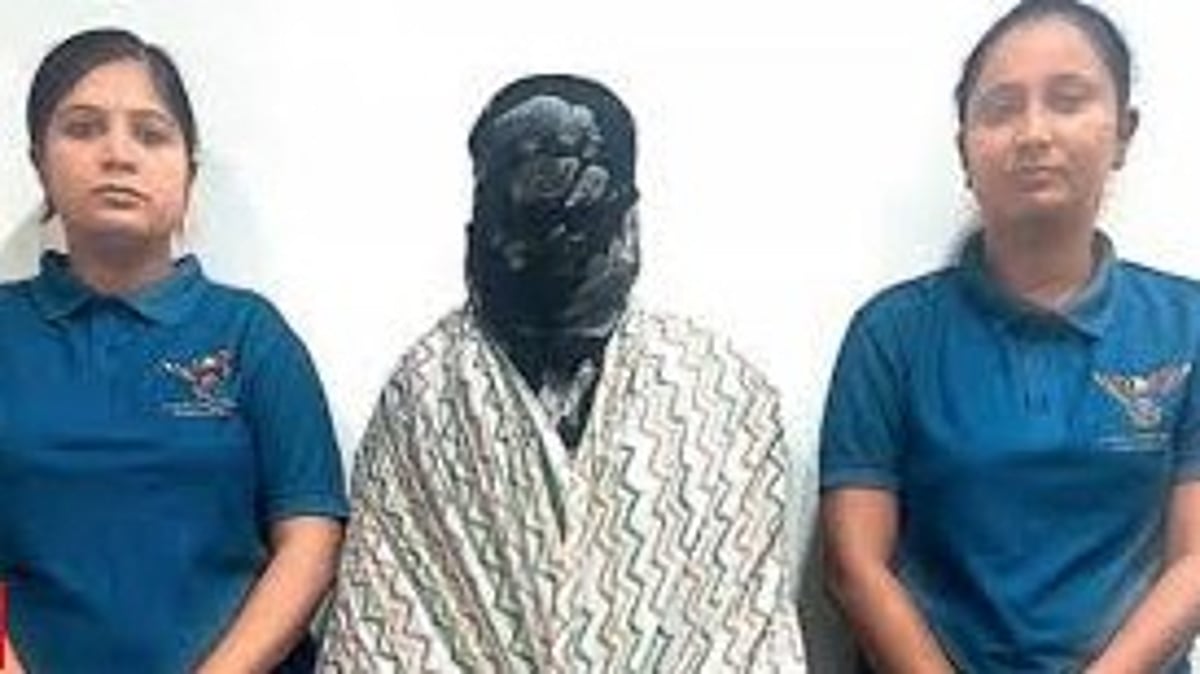 காதலனை பழிவாங்க 21 இடங்களுக்கு வெடிகுண்டு மிரட்டல் விடுத்த இளம் பெண் : போலிஸாரிடம் சிக்கவைத்த Mail !