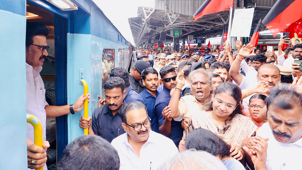 இரயில் கட்டணத்தை உயர்த்தி மக்களின் கவலையை மேலும் அதிகரிக்க வேண்டாம் : முதலமைச்சர் மு.க.ஸ்டாலின் கண்டனம்!