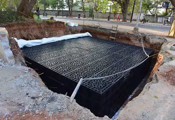 40 லட்சம் லிட்டர் நீரை சேமிக்கலாம்... மழைநீர் சேகரிப்பு கட்டமைப்பு பணிகளை தொடங்கிய சென்னை மாநகராட்சி !