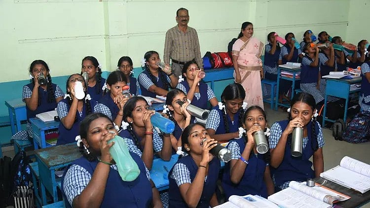 ”பள்ளி மாணவர்களுக்கான ’வாட்டர் பெல்’ திட்டம்” : பெற்றோர்கள் வரவேற்பு!
