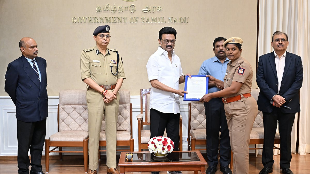 21 முதல்நிலை காவலர்களுக்கு தலைமை காவலர் பதவி நிலை உயர்வு! : ஆணைகளை வழங்கினார் முதலமைச்சர் மு.க.ஸ்டாலின்!