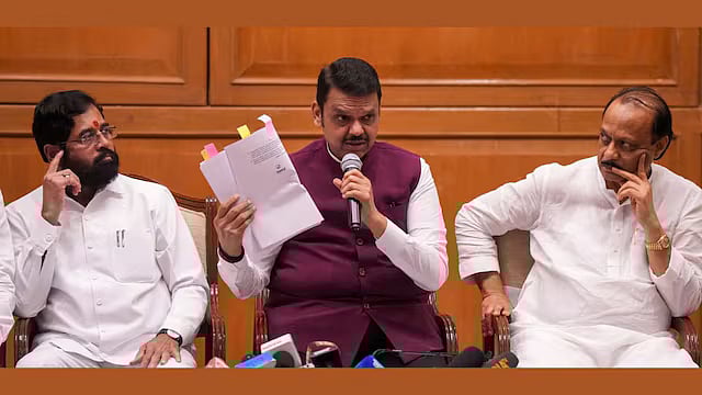 மீண்டும் மீண்டும் இந்தித்திணிப்பு... மராட்டிய மக்களின் எதிர்ப்புக்கு பணிந்து பின்வாங்கிய மாநில பாஜக அரசு!