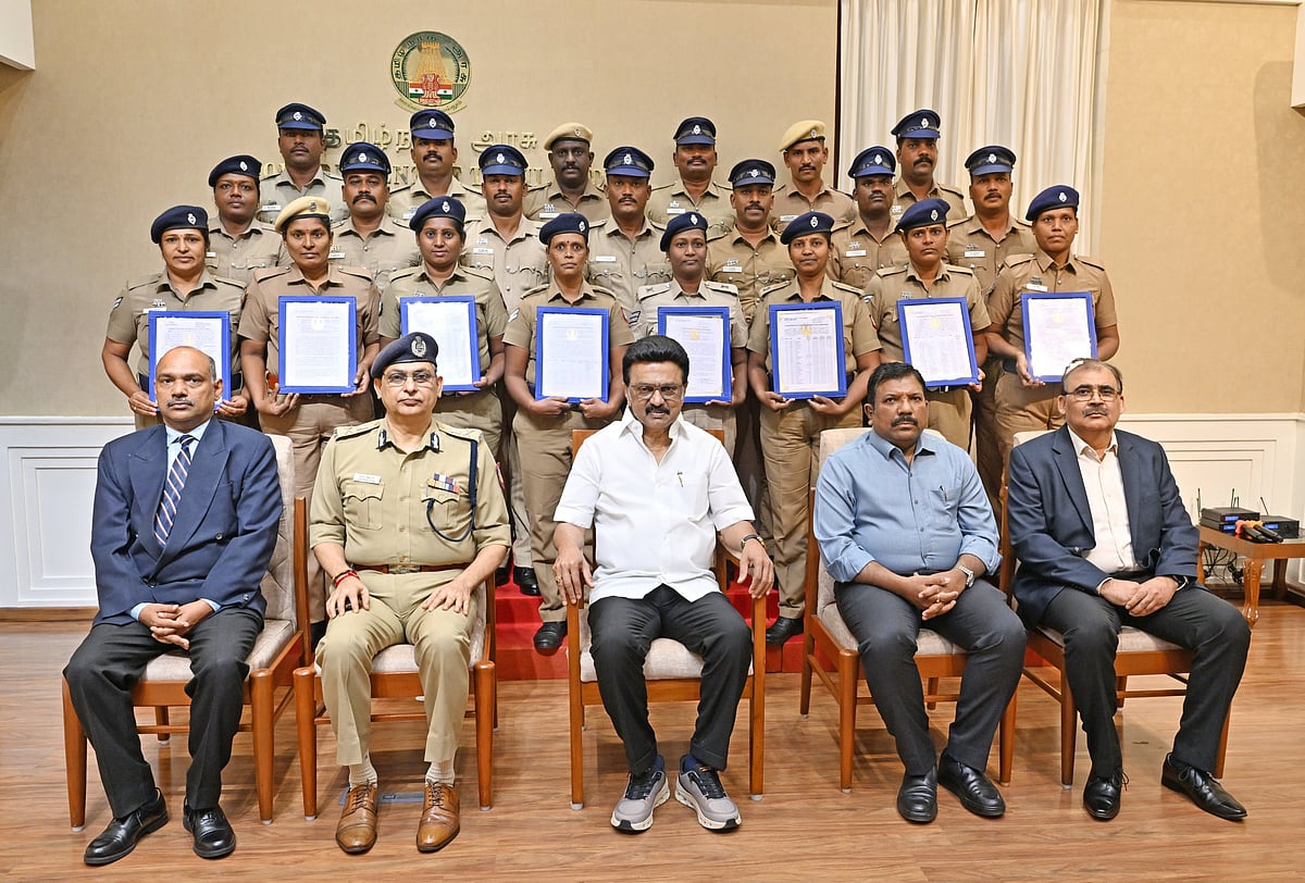 21 முதல்நிலை காவலர்களுக்கு தலைமை காவலர் பதவி நிலை உயர்வு! : ஆணைகளை வழங்கினார் முதலமைச்சர் மு.க.ஸ்டாலின்!