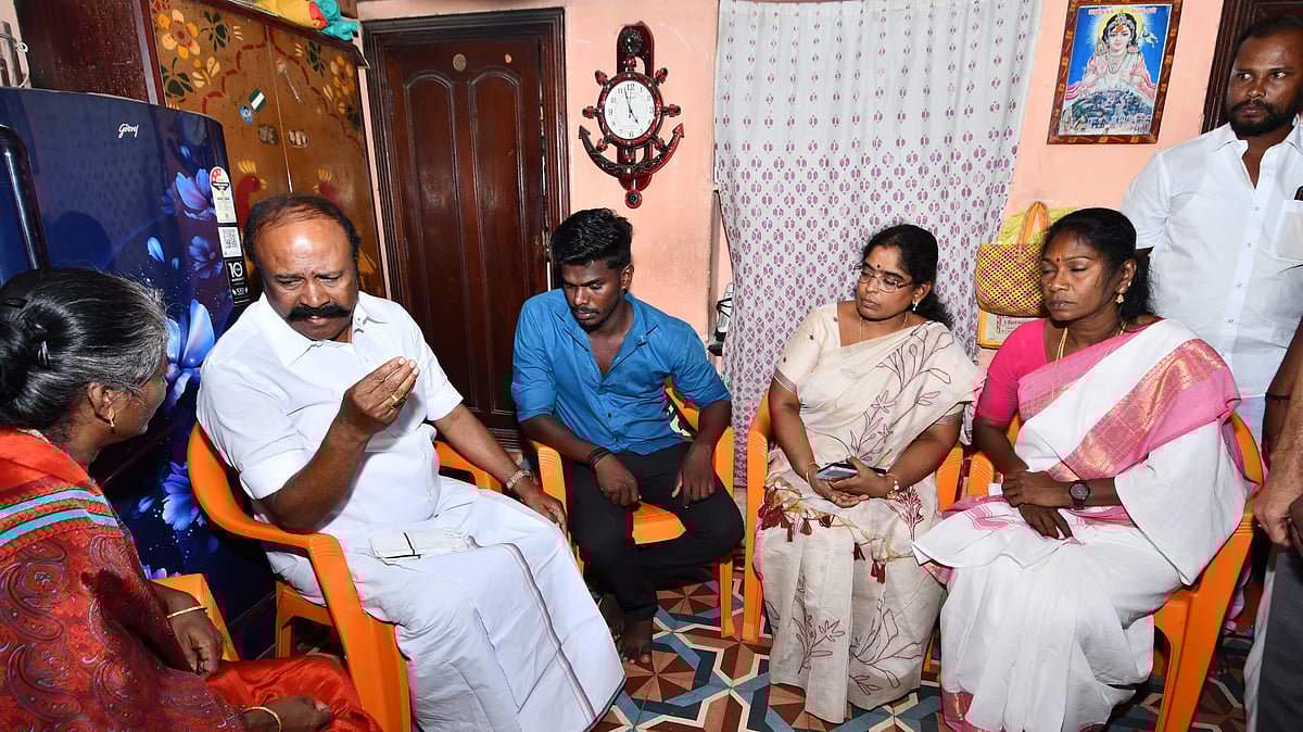 இளைஞர் அஜித்குமாரின் தாயாரை நேரில் சந்தித்து ஆறுதல் தெரிவித்த அமைச்சர்!