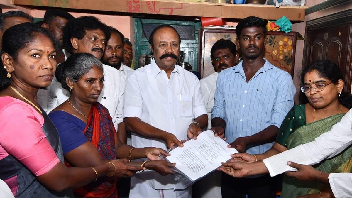 திமுக சார்பில் அஜித்குமார்  தாயாரிடம் ரூ.5 லட்சம் நிதி வழங்கிய அமைச்சர்: வீட்டுமனை பட்டா - பணி நியமன ஆணை!