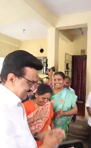 “ஓரணியில் தமிழ்நாடு” - வீடு வீடாகச் சென்று முதலமைச்சர் பரப்புரை - மகிழ்ச்சிக் கடலில் மூழ்கிய பொதுமக்கள்!