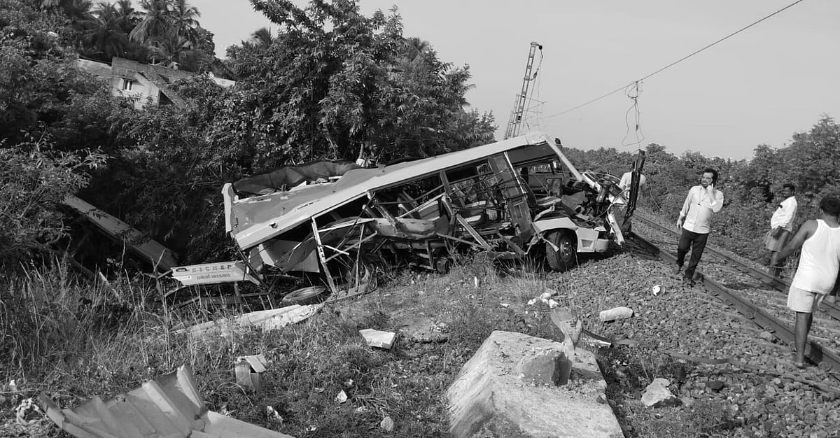 பள்ளி வாகனம் மீது ரயில் மோதி விபத்து - மூவர் பலி! : முதலமைச்சர் ஆறுதல் தெரிவித்து நிவாரணம் அறிவிப்பு!