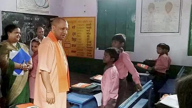 5 ஆயிரம் அரசு பள்ளிகளை மூடும் யோகி ஆதித்யநாத் அரசு : பெற்றோர்கள் கண்டனம் - மாணவர்கள் ஆர்ப்பாட்டம்!