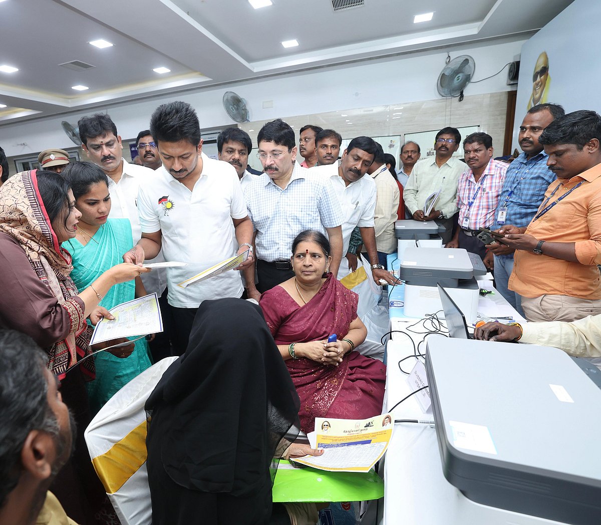 “உங்களுடன் ஸ்டாலின்” முகாம் : 13 அரசுத்துறைகள்.. குவிந்த பொதுமக்கள்.. தீர்வுகளை வழங்கிய துணை முதலமைச்சர்!