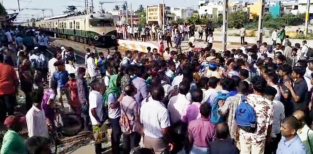1 மணி நேரம் வராத புறநகர் மின்சார ரயில்... ரயிலை மறித்து பயணிகள் போராட்டம் : சென்னையில் நடந்தது என்ன ? 