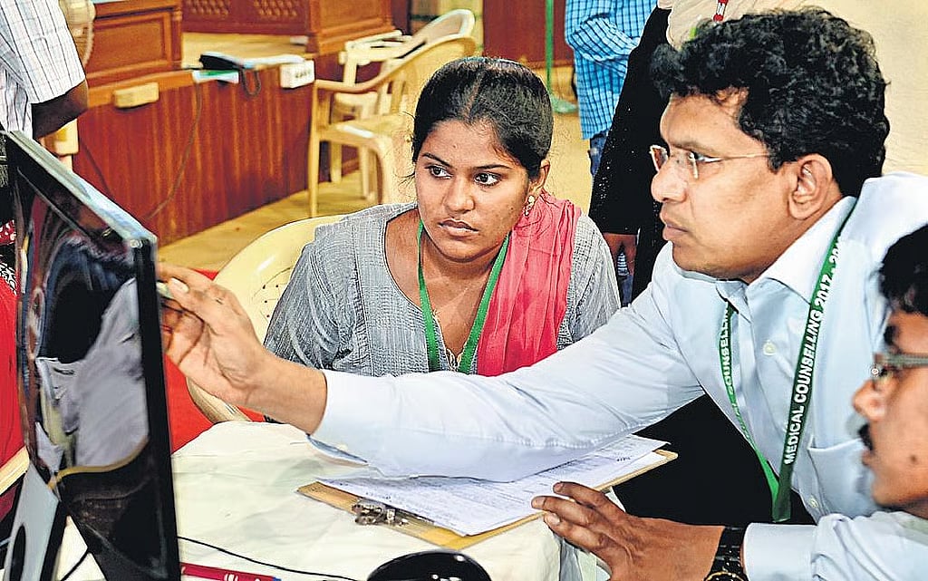 மருத்துவ படிப்பில் சேர  72,743 பேர் விண்ணப்பம் : கலந்தாய்வு எப்போது? 