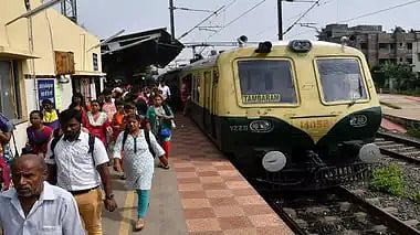 மீண்டும் புறநகர் ரயில் சேவையில் பாதிப்பு... பாதிக்கப்படும் பொதுமக்கள்- தவறை சரி செய்யுமா தெற்கு ரயில்வே?