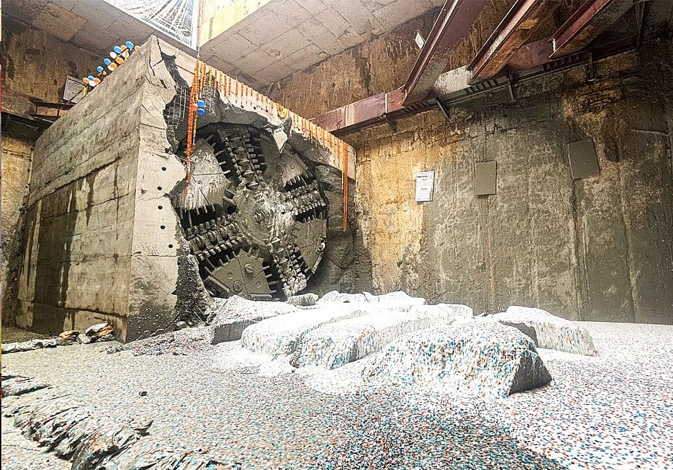 2 கி.மீட்டருக்கு சுரங்கம் அமைக்கும் பணி நிறைவு! : சென்னை மெட்ரோ இரயில் 2ஆம் கட்ட திட்டப்பணி தீவிரம்! 