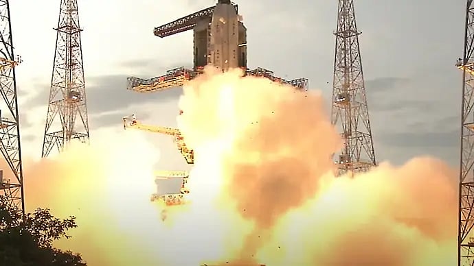 இனி பேரிடர் குறித்து கவலையில்லை... நாசாவுடன் சேர்ந்த இஸ்ரோ : விண்ணில் பாய்ந்த நிசார் செயற்கைக்கோள் ! 